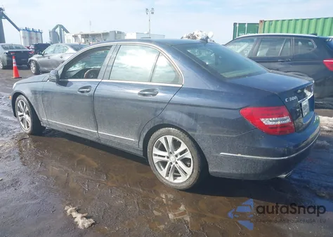 2013 Mercedes-Benz C 300 Luxury 4Matic z USA, uszkodzony, nr VIN WDDGF8ABXDR254141